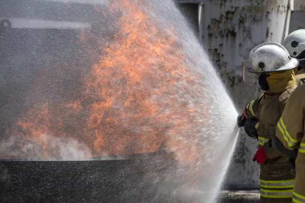 Feuerwehrleute löschen Hausbrand — Stockfoto