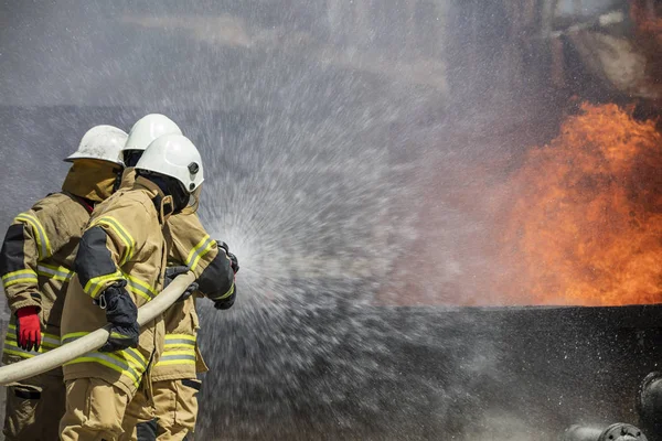 Πυροσβέστες πυρόσβεσης πυρκαγιά σπιτιών — Φωτογραφία Αρχείου