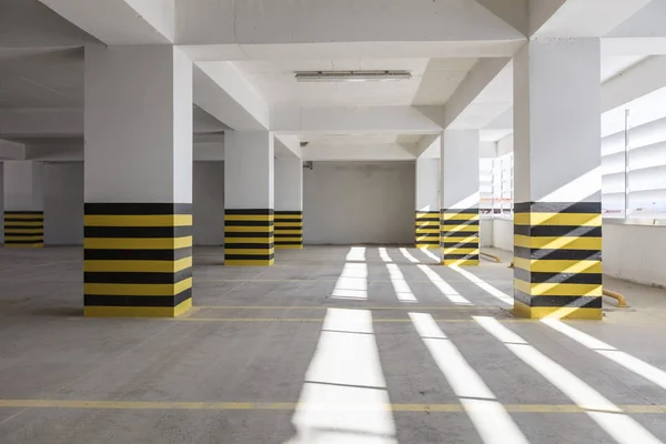 Empty underground parking garage — Stock Photo, Image