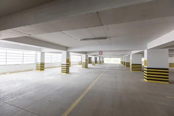 Garasi parkir bawah tanah kosong — Stok Foto