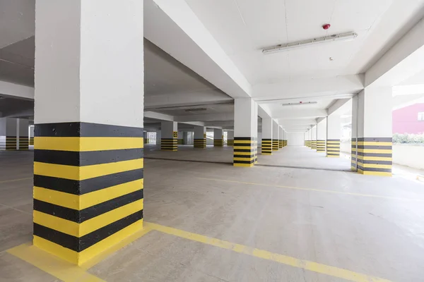 Empty underground parking garage — Stock Photo, Image