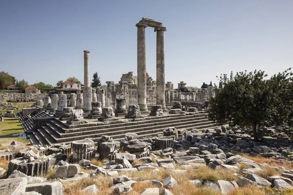 Vista do Templo de Apolo na cidade antiga de Didyma, Aydin, Turquia — Fotografia de Stock