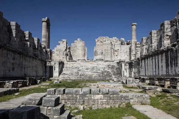 Vista do Templo de Apolo na cidade antiga de Didyma, Aydin, Turquia . — Fotografia de Stock