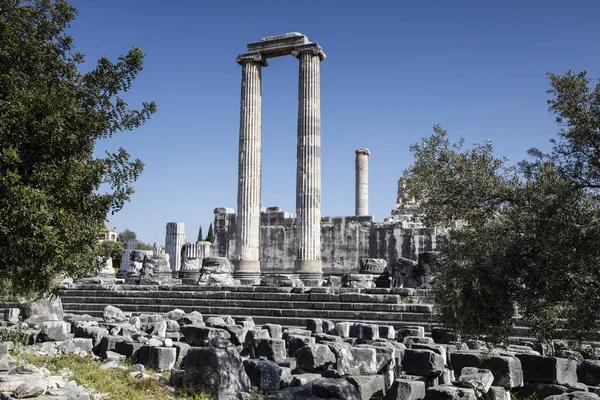 Pohled na chrám Apollo v antické město podvojná, Aydin, Turecko. — Stock fotografie