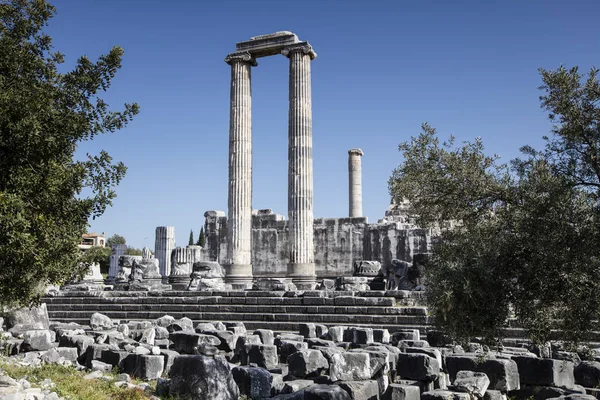 Pohled na chrám Apollo v antické město podvojná, Aydin, Turecko. — Stock fotografie