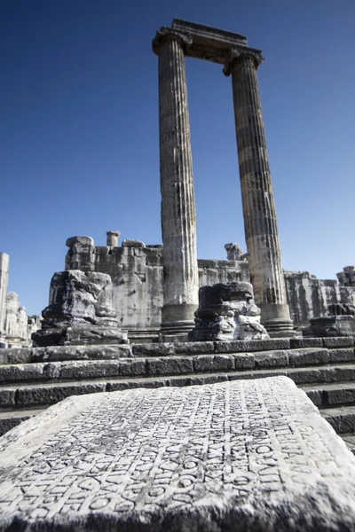 Vista del Templo de Apolo en la ciudad antigua de Didyma, Aydin, Turquía . — Foto de Stock