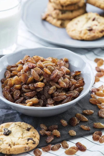 Tatlı eski mutfak masasında kase kuru üzüm kuru. Üstten Görünüm.