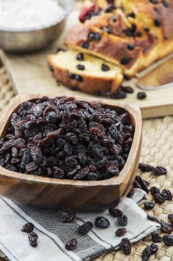 Tatlı eski mutfak masasında kase kuru üzüm kuru. Üstten Görünüm.