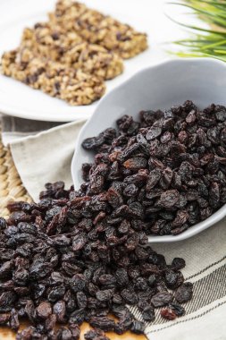 Tatlı eski mutfak masasında kase kuru üzüm kuru. Üstten Görünüm.