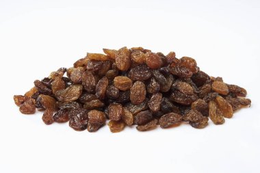 Beyaz arkaplanda izole edilmiş kuru üzüm yığını