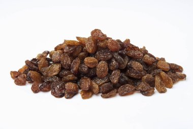 Beyaz arkaplanda izole edilmiş kuru üzüm yığını