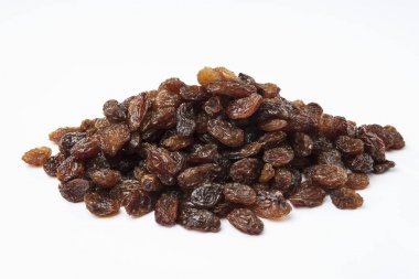 Beyaz arkaplanda izole edilmiş kuru üzüm yığını