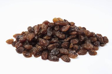 Beyaz arkaplanda izole edilmiş kuru üzüm yığını