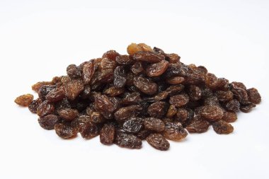 Beyaz arkaplanda izole edilmiş kuru üzüm yığını