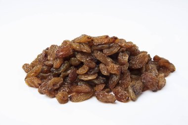 Beyaz arkaplanda izole edilmiş kuru üzüm yığını