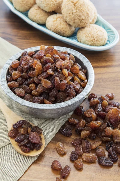 Sweet Dried Raisins Bowl Old Kitchen Table Top View — Stock Photo, Image