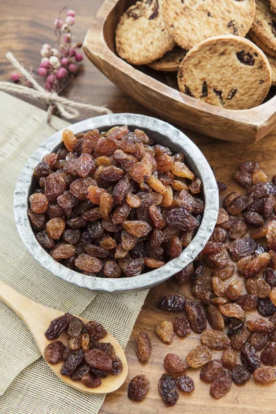 Tatlı eski mutfak masasında kase kuru üzüm kuru. Üstten Görünüm.