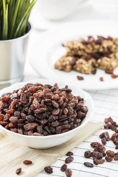 Tatlı eski mutfak masasında kase kuru üzüm kuru. Üstten Görünüm.