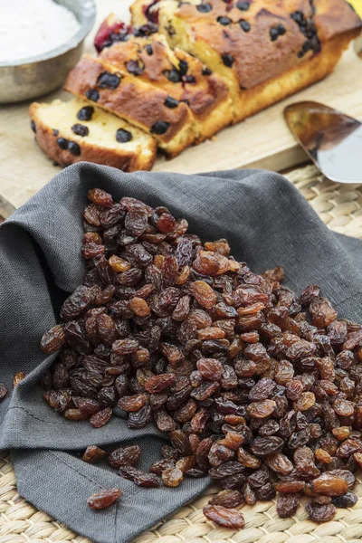 Tatlı eski mutfak masasında kase kuru üzüm kuru. Üstten Görünüm.