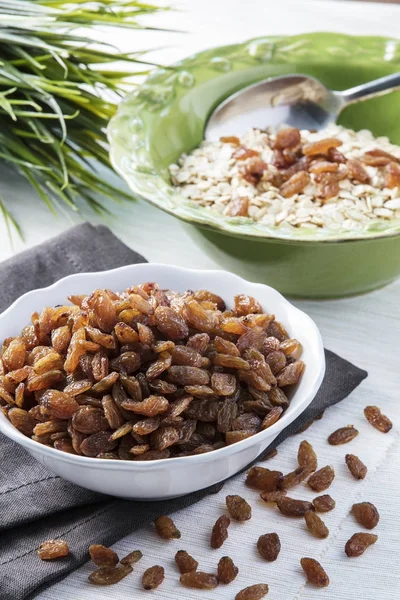 Tatlı eski mutfak masasında kase kuru üzüm kuru. Üstten Görünüm.