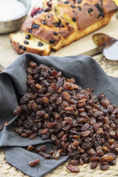 Tatlı eski mutfak masasında kase kuru üzüm kuru. Üstten Görünüm.