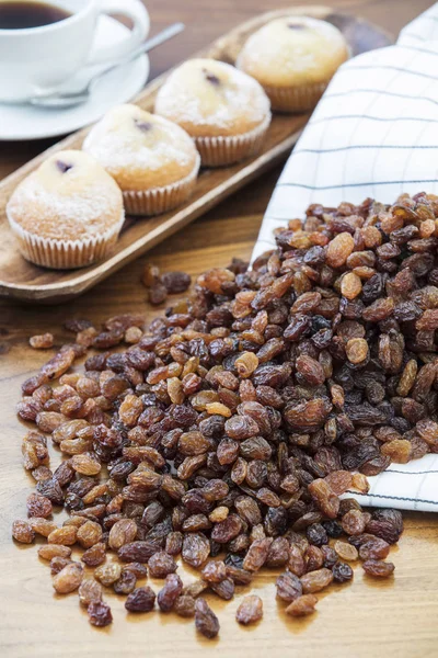 Tatlı eski mutfak masasında kase kuru üzüm kuru. Üstten Görünüm.