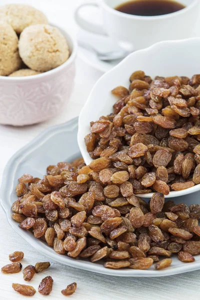 Sweet Dried Raisins Bowl Old Kitchen Table Top View — Stock Photo, Image