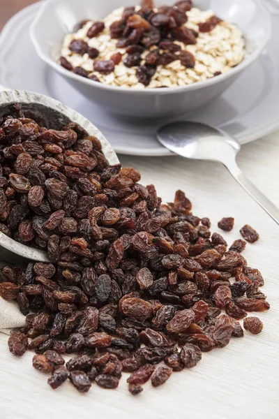 Sweet Dried Raisins Bowl Old Kitchen Table Top View — Stock Photo, Image