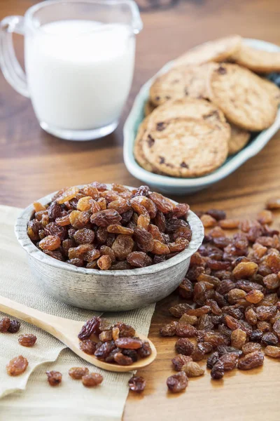 Tatlı eski mutfak masasında kase kuru üzüm kuru. Üstten Görünüm.