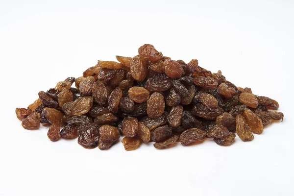 Beyaz arkaplanda izole edilmiş kuru üzüm yığını