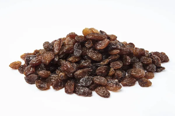 Beyaz arkaplanda izole edilmiş kuru üzüm yığını