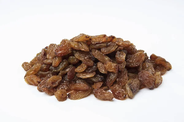Beyaz arkaplanda izole edilmiş kuru üzüm yığını