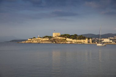 Kusadasi, Türkiye. Yol Kusadasi 'deki Güvercin Adası' na gidiyor. Kusadasi Türkiye 'de popüler bir turizm beldesi.