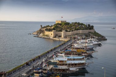 Kusadasi, Türkiye. Yol Kusadasi 'deki Güvercin Adası' na gidiyor. Kusadasi Türkiye 'de popüler bir turizm beldesi.