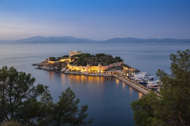 Kusadasi, Türkiye. Yol Kusadasi 'deki Güvercin Adası' na gidiyor. Kusadasi Türkiye 'de popüler bir turizm beldesi.