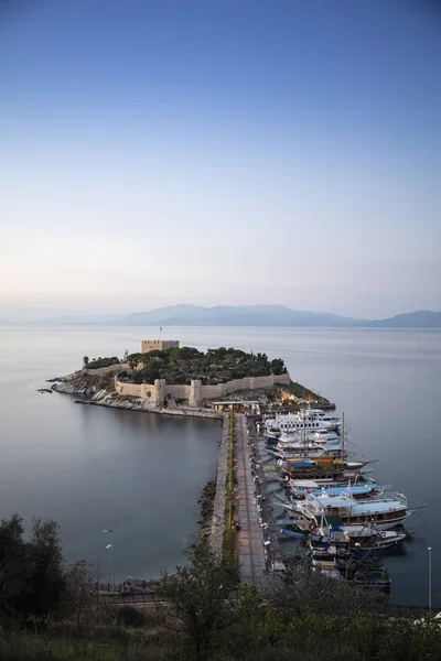 Kusadasi Turecko Cesta Vede Holubí Ostrov Kusadasi Kusadasi Oblíbenou Turistickou — Stock fotografie