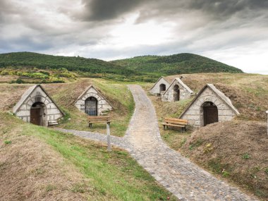Hercegkut içinde Sarospatak Tokaj bölge Macaristan - düğme Hill yakınındaki geleneksel şarap mahzenleri