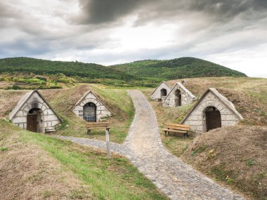 Hercegkut içinde Sarospatak Tokaj bölge Macaristan - düğme Hill yakınındaki geleneksel şarap mahzenleri