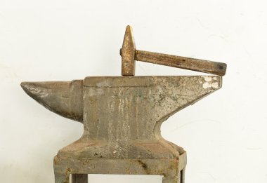 Eski çekiç ve örs araçları.