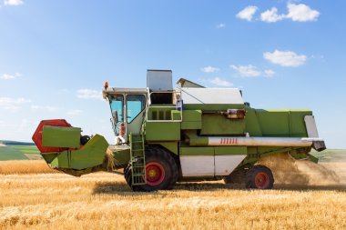 Buğday tarlasında çalışan hasatçıyı birleştirin..