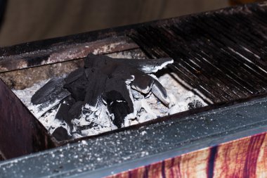 Boş soğuk kömür ızgara.