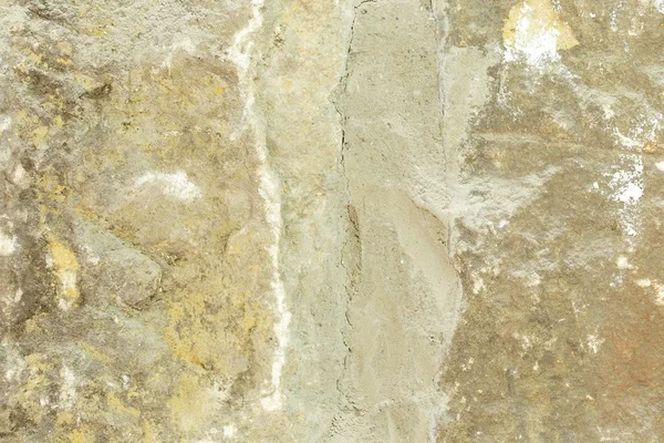 Alte verschimmelte Steinmauer mit Beton. — Stockfoto