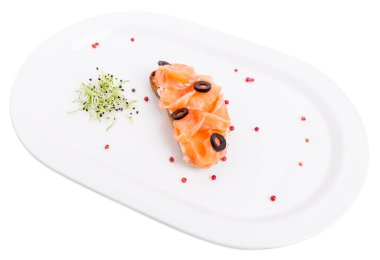 Bruschetta tuzlanmış somon ve zeytin ile.