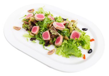 Taze salata Mix ızgara ton balığı filetosu.