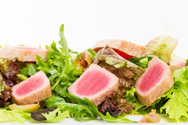 Taze salata Mix ızgara ton balığı filetosu.