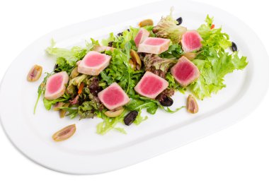 Taze salata Mix ızgara ton balığı filetosu.