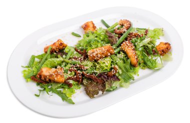 Izgara ahtapot ve kurutulmuş domates salatası.
