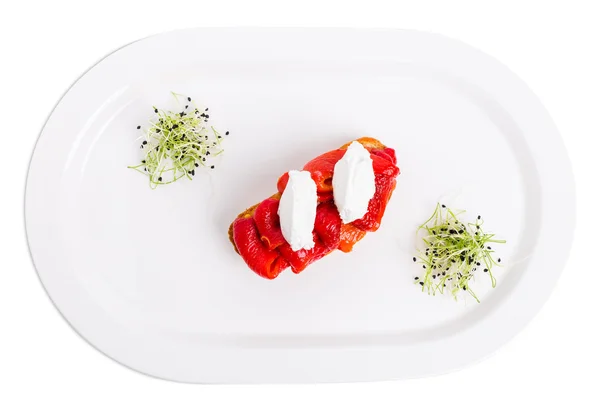 Bruschetta con pimientos guisados y queso mascarpone . — Foto de Stock