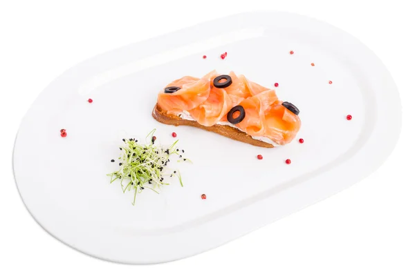 Bruschetta con salmone salato e olive . — Foto Stock