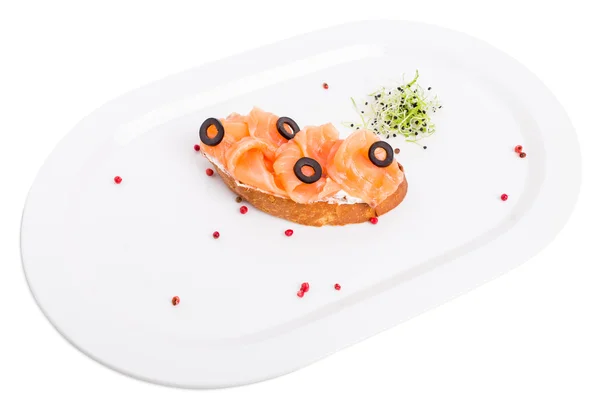 Bruschetta con salmón salado y aceitunas . — Foto de Stock